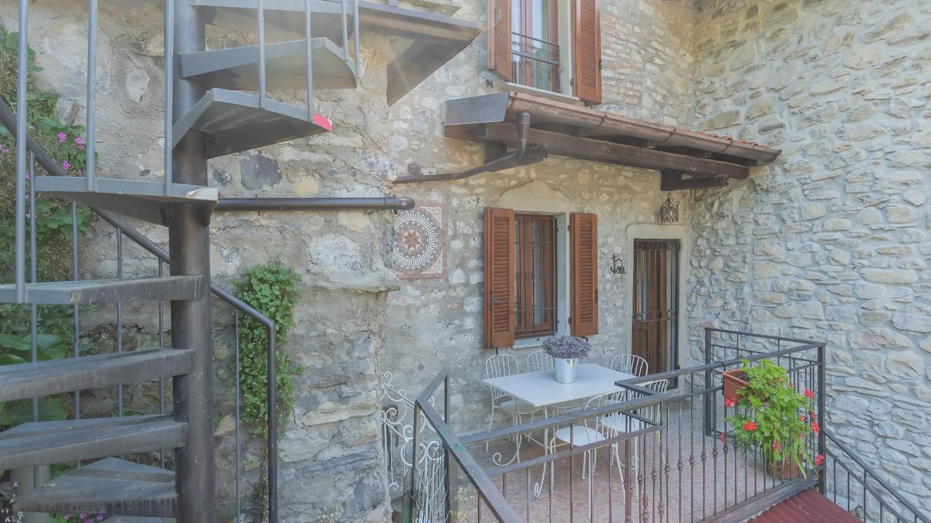 Jacuzzi Vista Lago - Country House Bellosguardo Lezzeno