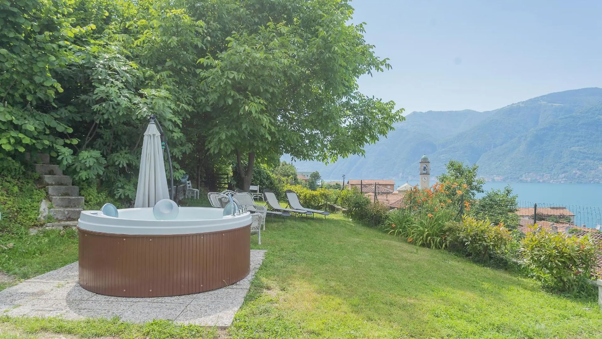 Jacuzzi Vista Lago - Country House Bellosguardo Lezzeno Casa de Férias