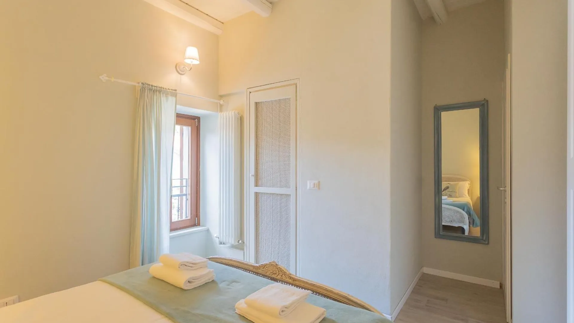 בית נופש לצנו Jacuzzi Vista Lago - Country House Bellosguardo איטליה